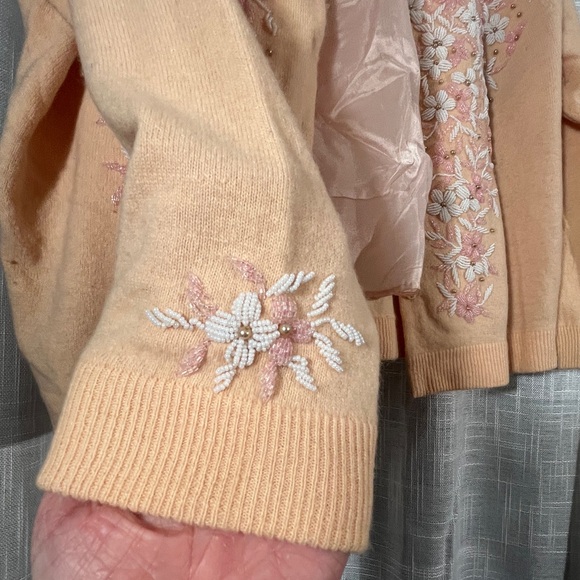 Vintage 1950βs Pink/Peach Angora cashmere Beaded Cardigan w/pearl buttons - Picture 12 of 12